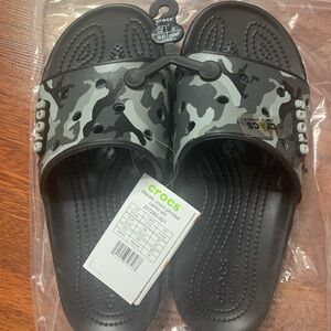CROCS NWT Black and Gray Camo Slides M7, W9